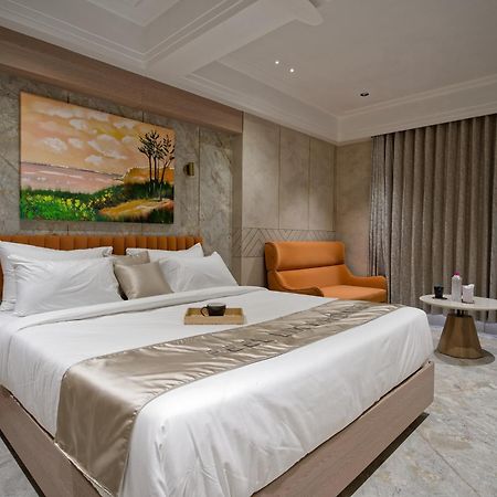 Golden Plaza Hotel Ahmedabad Ngoại thất bức ảnh