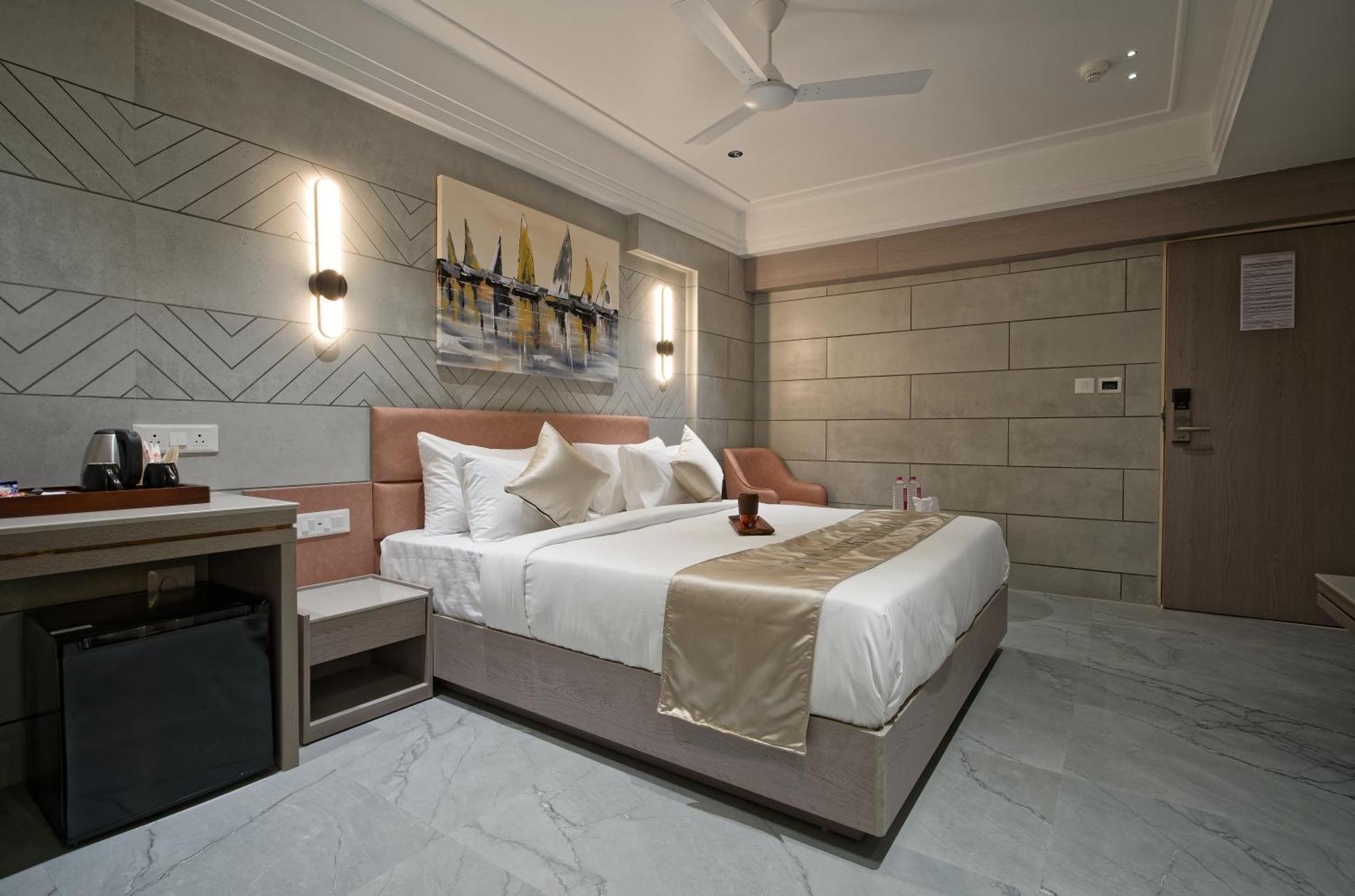 Golden Plaza Hotel Ahmedabad Ngoại thất bức ảnh