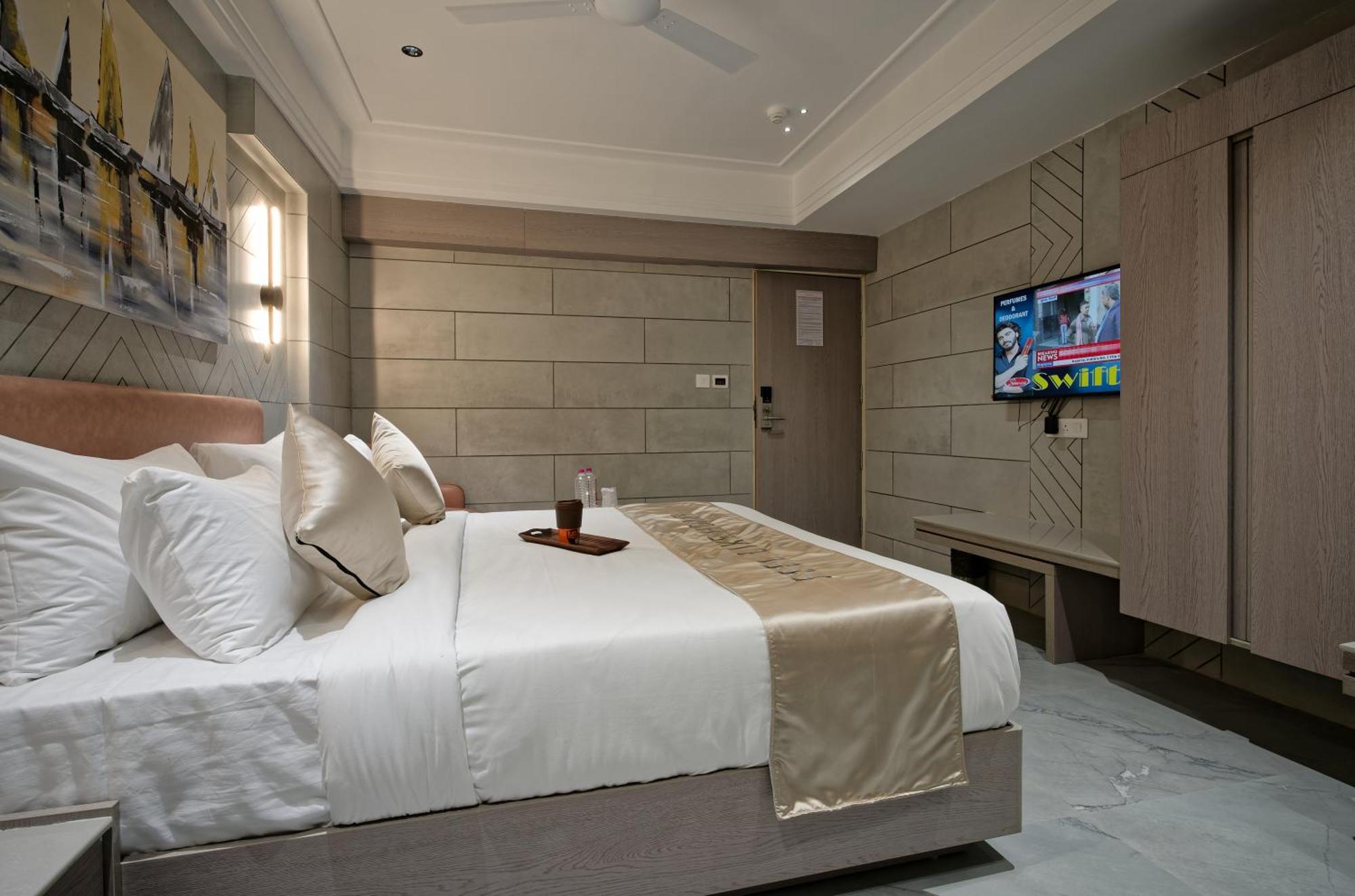 Golden Plaza Hotel Ahmedabad Ngoại thất bức ảnh