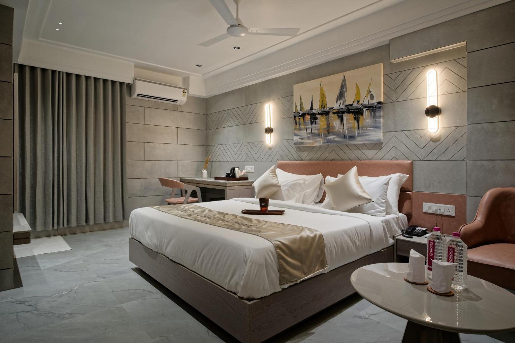 Golden Plaza Hotel Ahmedabad Ngoại thất bức ảnh