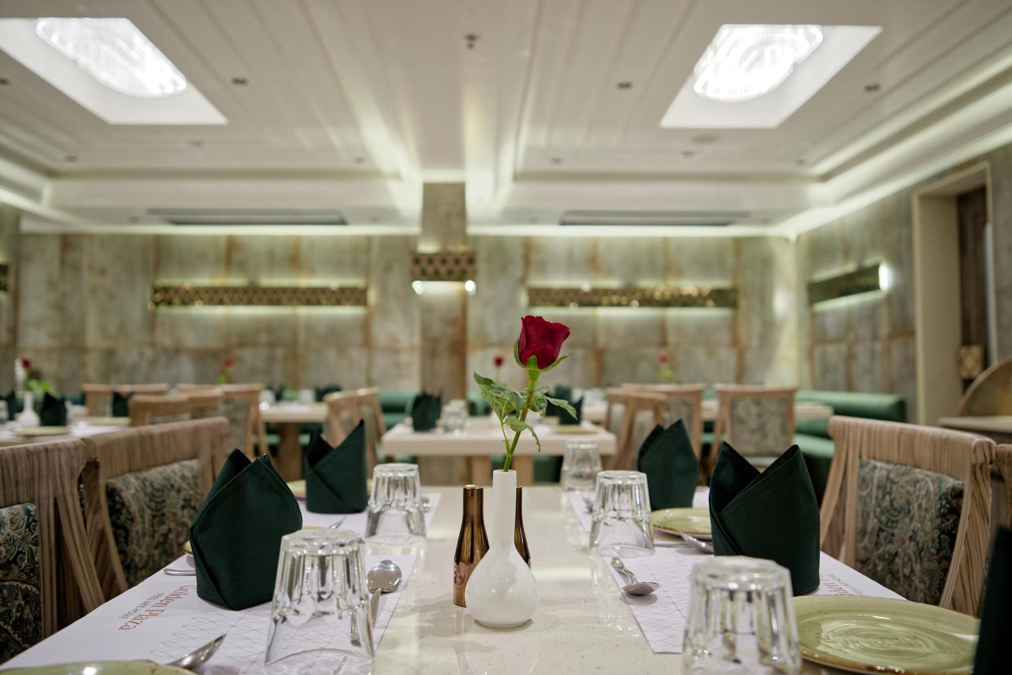 Golden Plaza Hotel Ahmedabad Ngoại thất bức ảnh