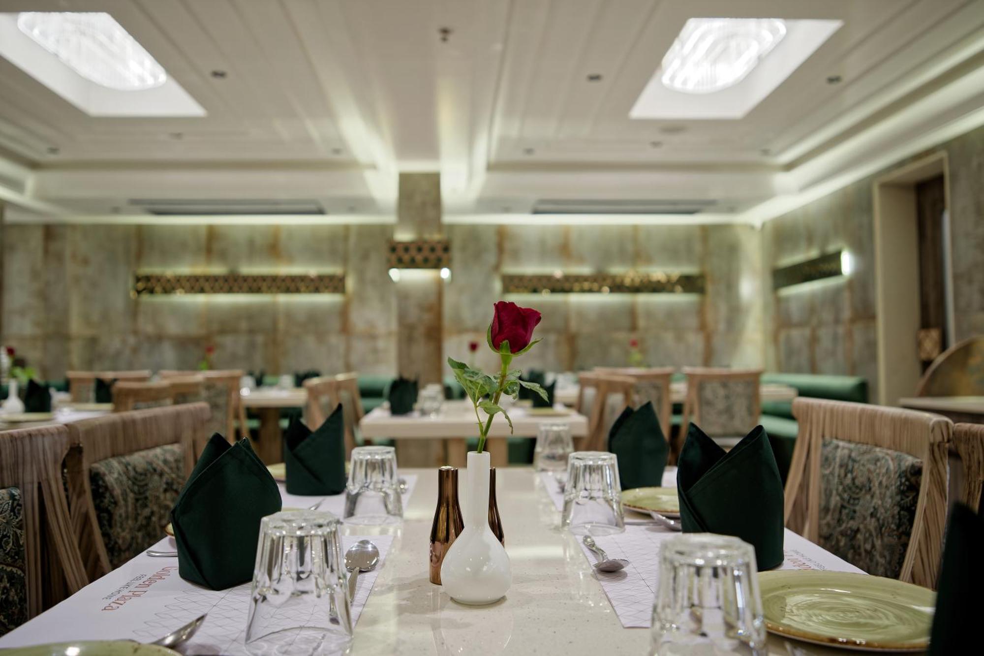Golden Plaza Hotel Ahmedabad Ngoại thất bức ảnh