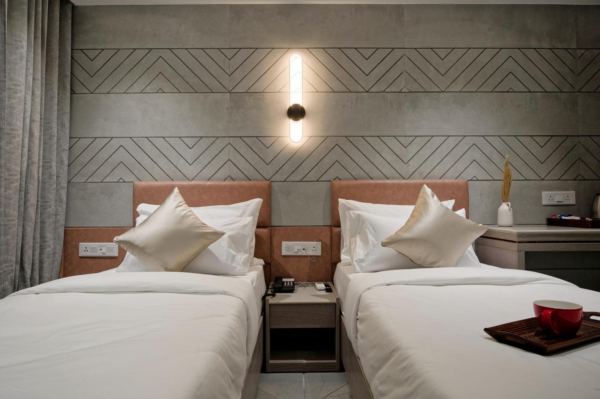 Golden Plaza Hotel Ahmedabad Ngoại thất bức ảnh