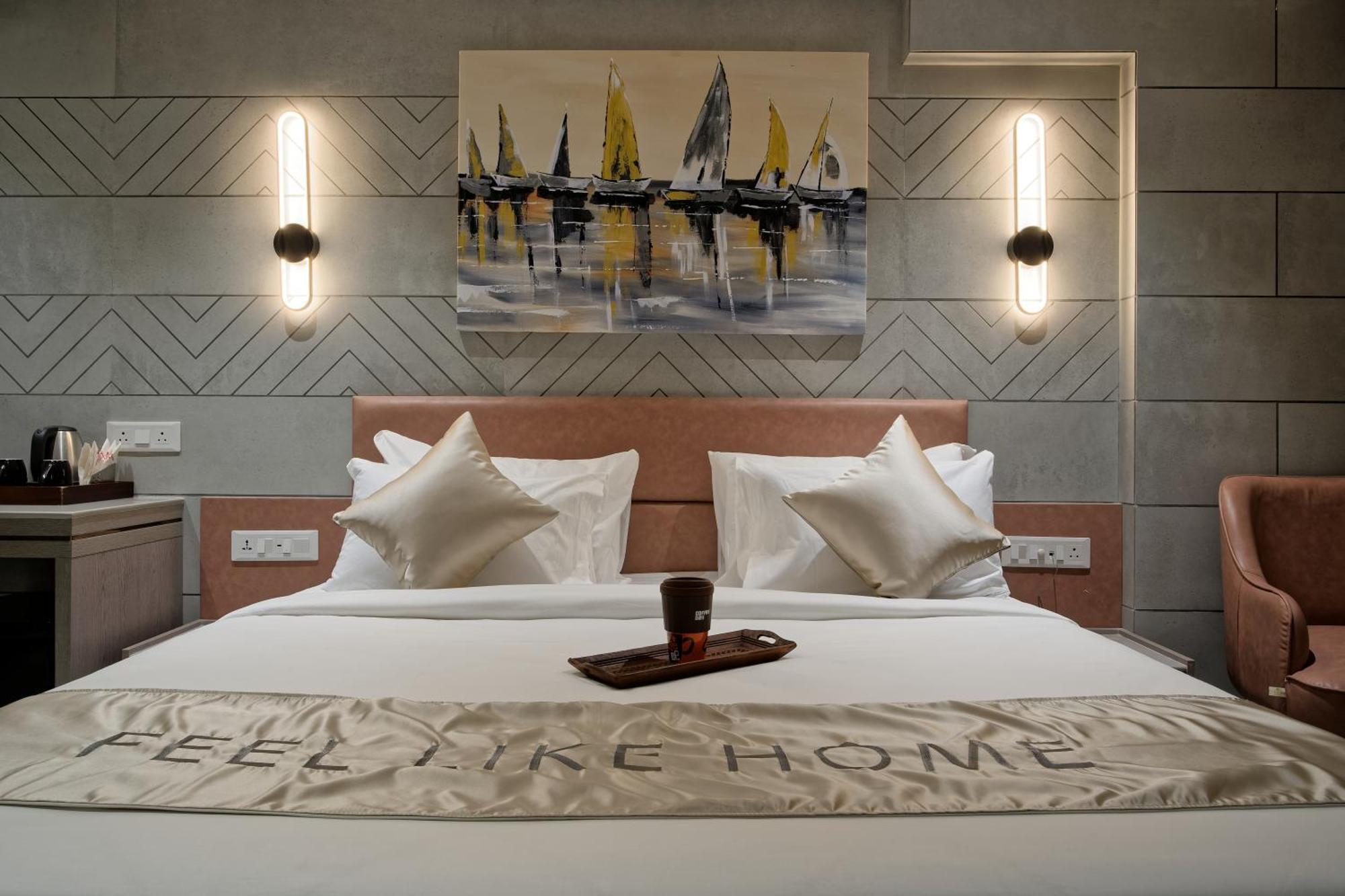 Golden Plaza Hotel Ahmedabad Ngoại thất bức ảnh