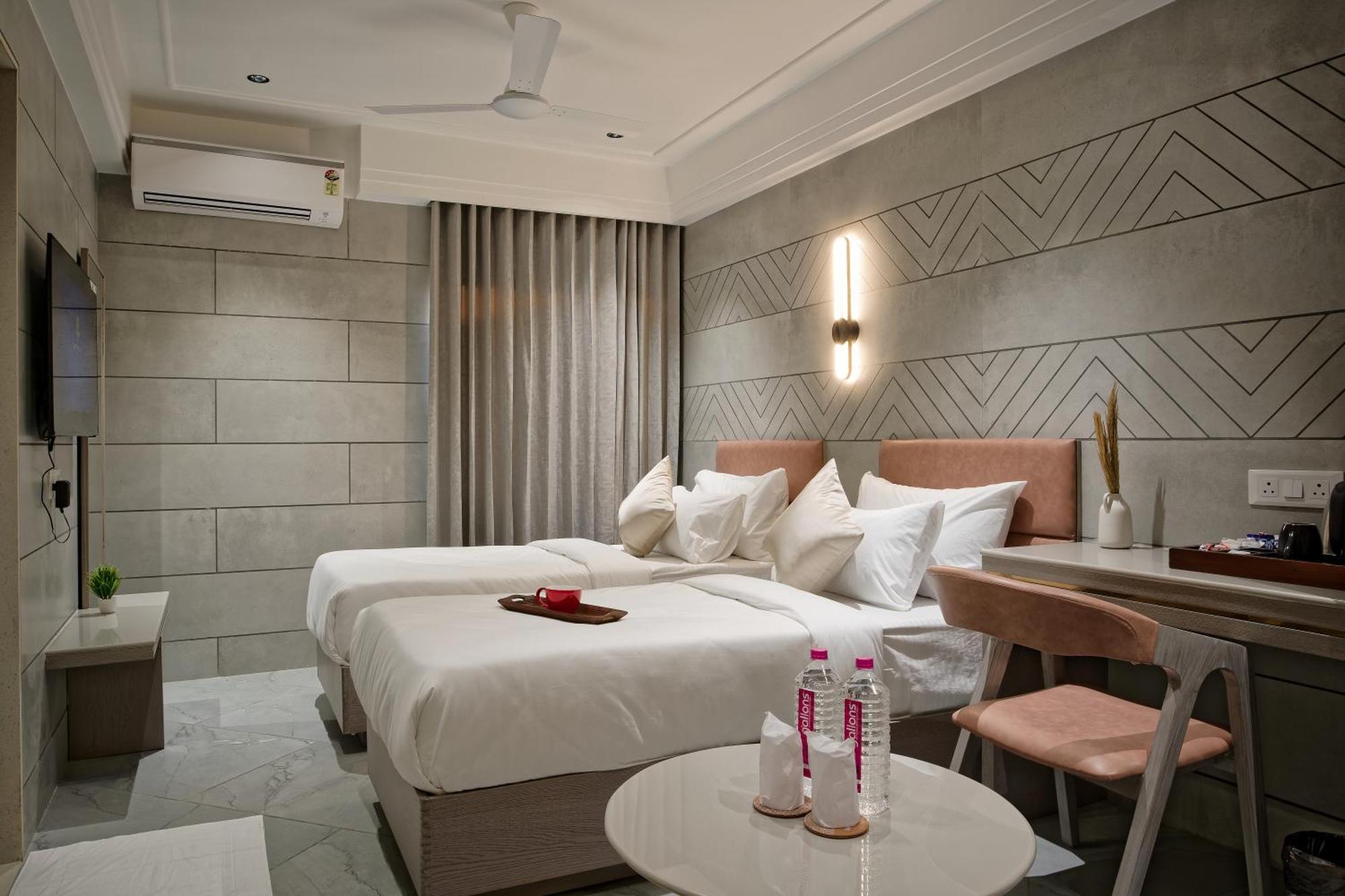 Golden Plaza Hotel Ahmedabad Ngoại thất bức ảnh