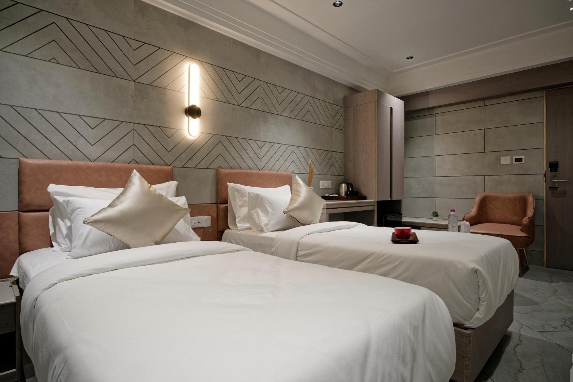Golden Plaza Hotel Ahmedabad Ngoại thất bức ảnh