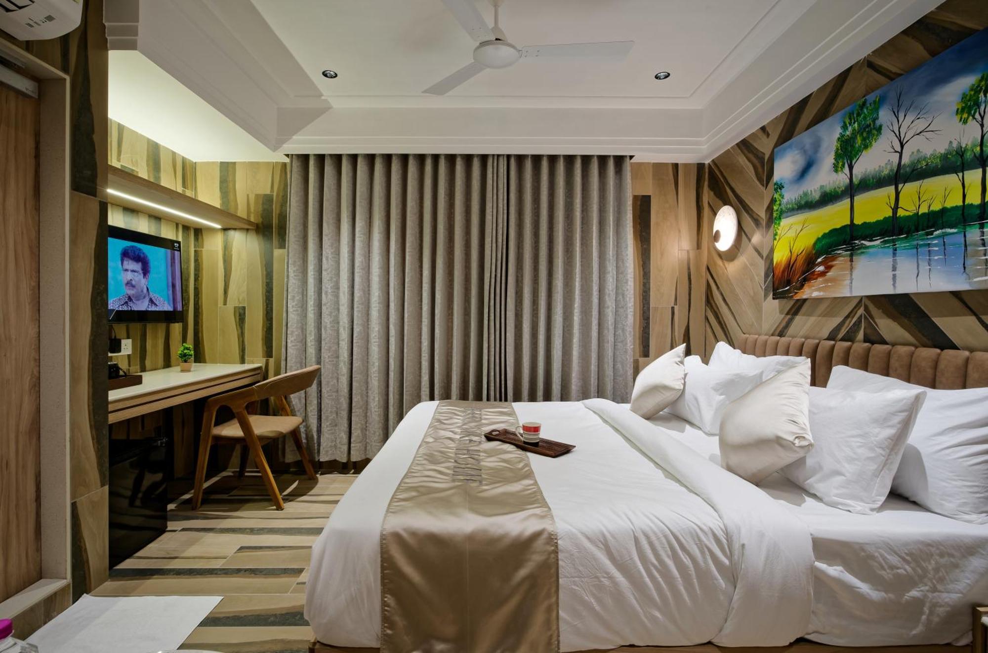 Golden Plaza Hotel Ahmedabad Ngoại thất bức ảnh