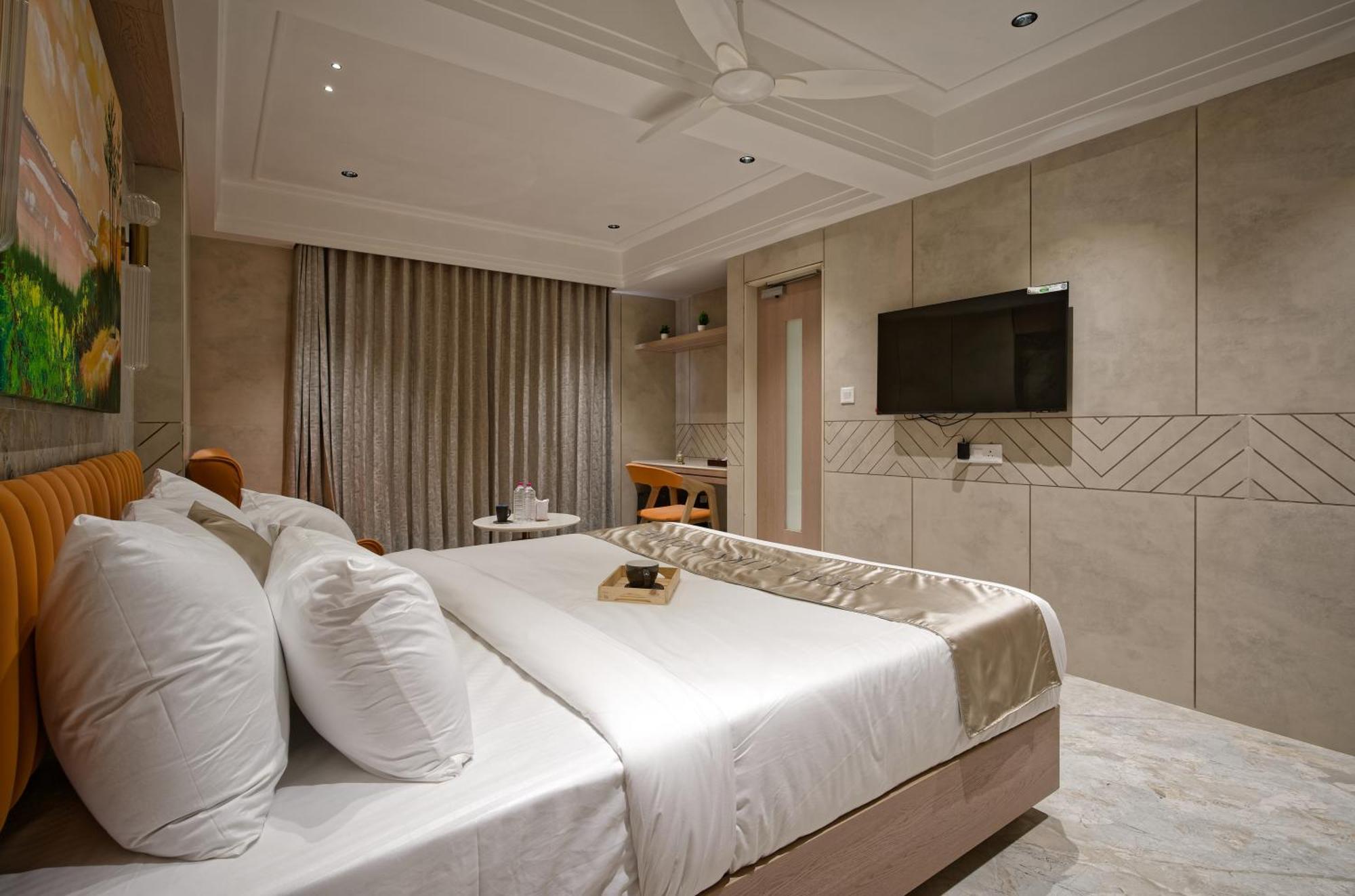 Golden Plaza Hotel Ahmedabad Ngoại thất bức ảnh
