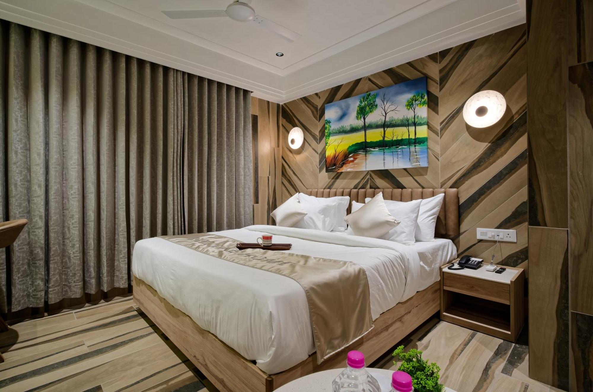 Golden Plaza Hotel Ahmedabad Ngoại thất bức ảnh